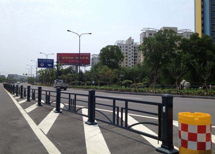 武汉道路护栏需要满足哪些性能要求？(图1)