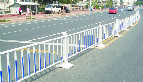 仙桃道路护栏为什么选择锌钢护栏(图1)