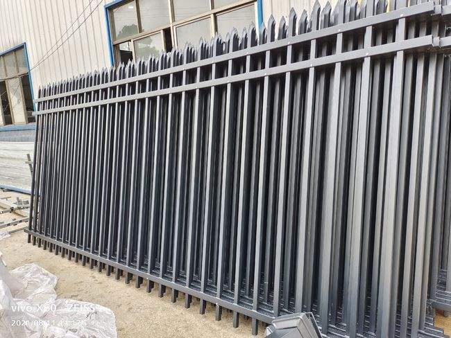 锌钢护栏与铁艺以及不锈钢护栏对比，哪种更有优势(图1)