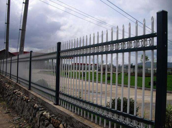 南京小区锌钢隔离护栏的应用(图1)