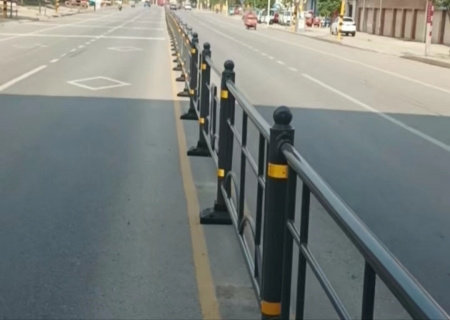 鄂州道路中央隔离护栏生产安装完成