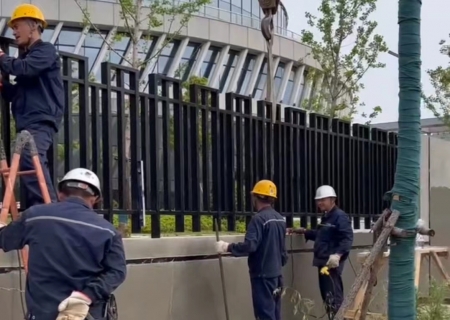 武汉护栏厂家定制的围墙护栏开始施工安装