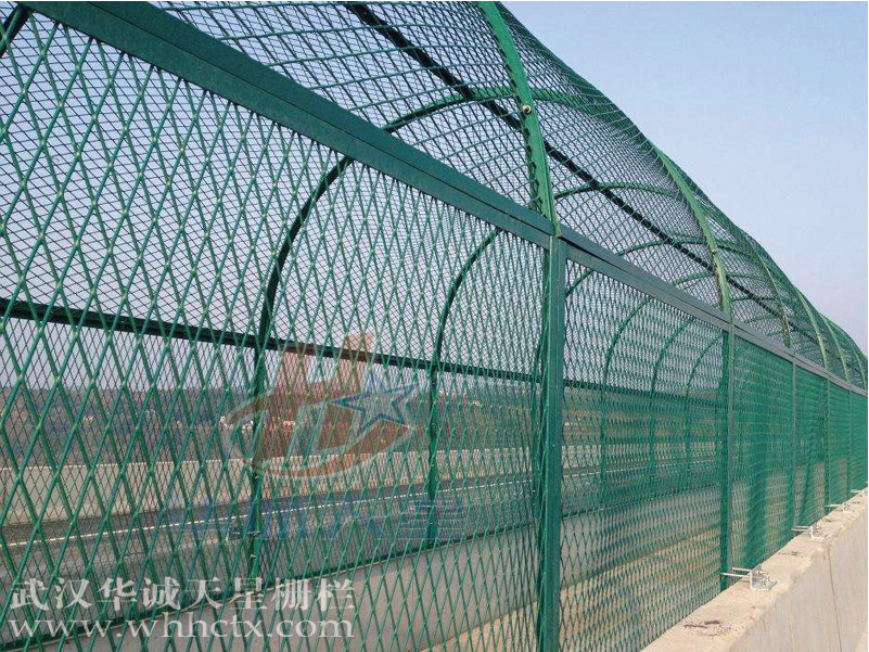 防护网一种于安全，隔离于一体的护栏(图1)