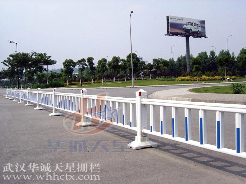 武汉市政道路护栏厂家生产厂家：道路护栏网的作用样式(图1)