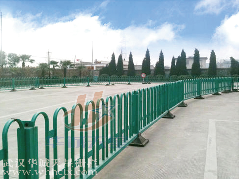 武汉市政道路护栏厂家生产厂家：道路护栏网的作用样式(图2)
