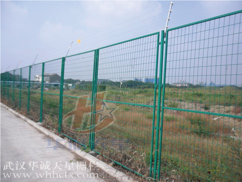 村民居然用高速护栏网作院子围栏(图2)