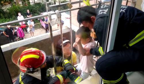 2岁男童头被护栏卡住 消防紧急救援(图2)