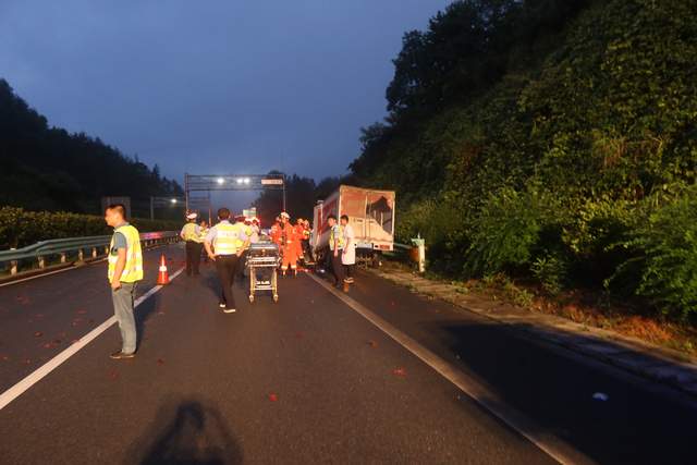 满载小龙虾货车撞上高速护栏驾驶员被困 贵州德江消防破拆救援(图2)