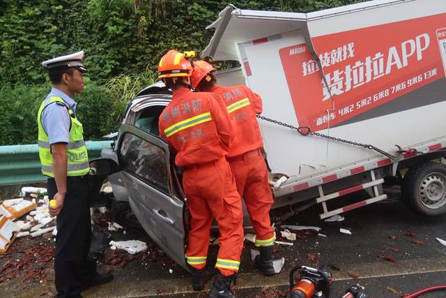 满载小龙虾货车撞上高速护栏驾驶员被困 贵州德江消防破拆救援(图4)