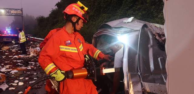 满载小龙虾货车撞上高速护栏驾驶员被困 贵州德江消防破拆救援(图5)