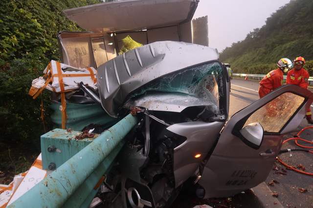 满载小龙虾货车撞上高速护栏驾驶员被困 贵州德江消防破拆救援(图3)
