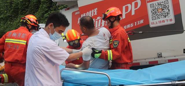 满载小龙虾货车撞上高速护栏驾驶员被困 贵州德江消防破拆救援(图6)