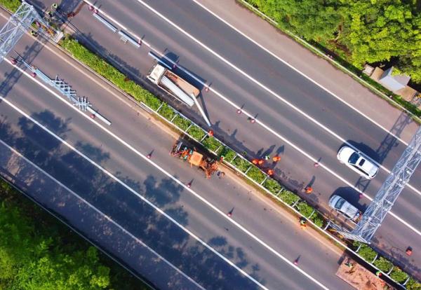 全国首创！重庆高速公路安装新型护栏，防撞能力提升两倍